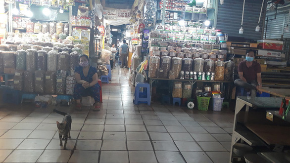 COVID-19 khiến những ngôi chợ sầm uất như Bến Thành ngáp ngủ - Ảnh 8. COVID-19 khiến những ngôi chợ sầm uất như Bến Thành ngáp ngủ - Ảnh 8.