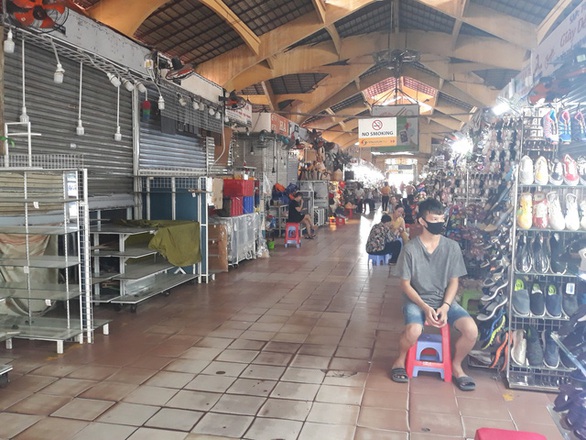 COVID-19 khiến những ngôi chợ sầm uất như Bến Thành ngáp ngủ - Ảnh 12. COVID-19 khiến những ngôi chợ sầm uất như Bến Thành ngáp ngủ - Ảnh 12.