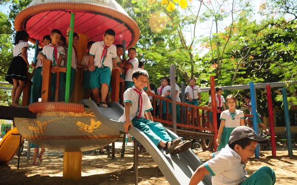 Sân chơi xanh trên vùng đất xám - Ảnh 1. Sân chơi xanh trên vùng đất xám - Ảnh 1.