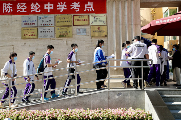 10 triệu học sinh Trung Quốc thi đại học, hàng ngàn người cùng đi qua một cây cầu chật hẹp - Ảnh 6.