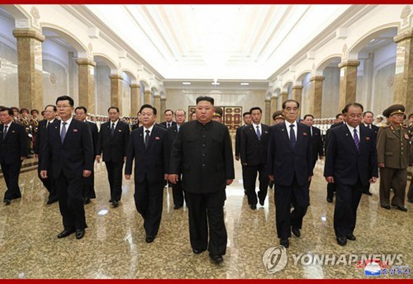 Ông Kim Jong Un viếng cung điện Mặt trời kỷ niệm ngày mất của ông nội - Ảnh 1. Ông Kim Jong Un viếng cung điện Mặt trời kỷ niệm ngày mất của ông nội - Ảnh 1.