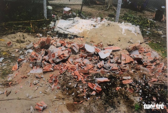 Khởi tố vụ đào mộ người chết lên đốt hài cốt vì không đóng tiền lãi vay - Ảnh 2. Khởi tố vụ đào mộ người chết lên đốt hài cốt vì không đóng tiền lãi vay - Ảnh 2.