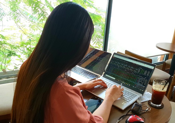 Chứng khoán điểm cao nhất tháng, VN được đánh giá là điểm sáng kinh tế - Ảnh 1. Chứng khoán điểm cao nhất tháng, VN được đánh giá là điểm sáng kinh tế - Ảnh 1.