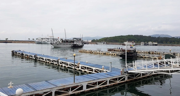 Vịnh Hạ Long, vịnh Lan Hạ cùng một vùng biển nhưng muốn thăm phải qua 2 lần đò - Ảnh 4. Vịnh Hạ Long, vịnh Lan Hạ cùng một vùng biển nhưng muốn thăm phải qua 2 lần đò - Ảnh 4.