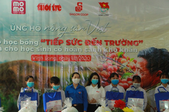 Học sinh Vĩnh Long nhận học bổng ‘Ủng hộ nông sản Việt’ - Ảnh 1. Học sinh Vĩnh Long nhận học bổng ‘Ủng hộ nông sản Việt’ - Ảnh 1.