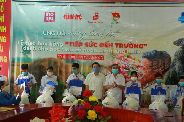 Học sinh Vĩnh Long nhận học bổng ‘Ủng hộ nông sản Việt’ - Ảnh 4. Học sinh Vĩnh Long nhận học bổng ‘Ủng hộ nông sản Việt’ - Ảnh 4.
