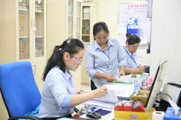 TP.HCM muốn giảm viên chức, bù sang tăng biên chế công chức - Ảnh 1. TP.HCM muốn giảm viên chức, bù sang tăng biên chế công chức - Ảnh 1.