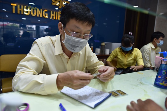 Giá vàng đua xuống, có nên mua lúc này? - Ảnh 2. Giá vàng đua xuống, có nên mua lúc này? - Ảnh 2.