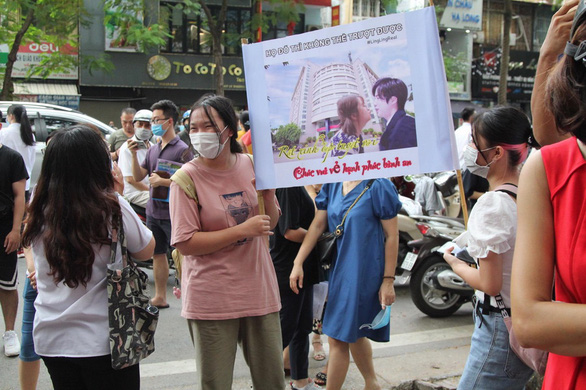 Đại học ơi ta đến đây và những kiểu cổ vũ thí sinh cực dễ thương - Ảnh 1. Đại học ơi ta đến đây và những kiểu cổ vũ thí sinh cực dễ thương - Ảnh 1.