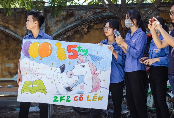 Đại học ơi ta đến đây và những kiểu cổ vũ thí sinh cực dễ thương - Ảnh 9. Đại học ơi ta đến đây và những kiểu cổ vũ thí sinh cực dễ thương - Ảnh 9.