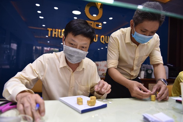 Vàng rớt giá quá nhanh và sốc, công ty lẫn tiệm vàng cạn tiền thâu vô - Ảnh 1. Vàng rớt giá quá nhanh và sốc, công ty lẫn tiệm vàng cạn tiền thâu vô - Ảnh 1.