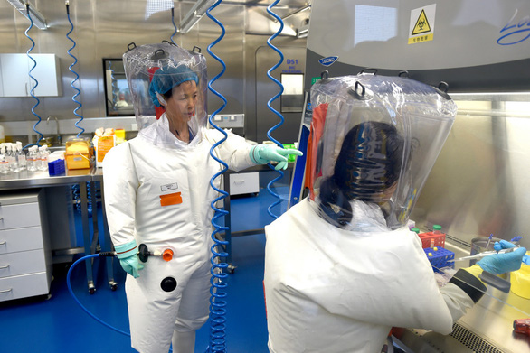Phóng viên Mỹ tham quan phòng thí nghiệm bị cáo buộc rò rỉ virus corona ở Vũ Hán - Ảnh 1.