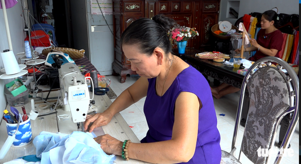 Sáng tạo khẩu trang thêu khuyến khích bạn trẻ đeo khẩu trang chống dịch COVID-19 - Ảnh 4. Sáng tạo khẩu trang thêu khuyến khích bạn trẻ đeo khẩu trang chống dịch COVID-19 - Ảnh 4.
