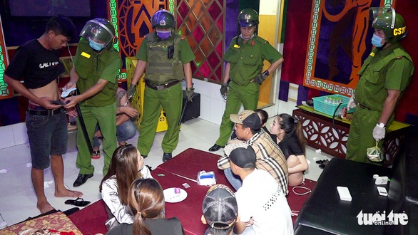 Phát hiện 19 khách và nhân viên quán karaoke dương tính với ma túy - Ảnh 1. Phát hiện 19 khách và nhân viên quán karaoke dương tính với ma túy - Ảnh 1.