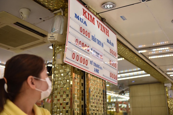 Giá vàng đảo điên: sáng bán khi giá xuống, chiều đội mưa đi mua khi giá lên - Ảnh 3. Giá vàng đảo điên: sáng bán khi giá xuống, chiều đội mưa đi mua khi giá lên - Ảnh 3.