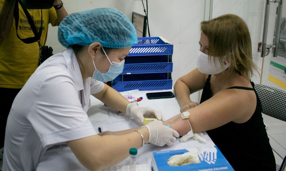 Nữ bệnh nhân COVID-19 người Mỹ bay từ TP.HCM ra Hà Nội hiến tặng huyết tương - Ảnh 1.
