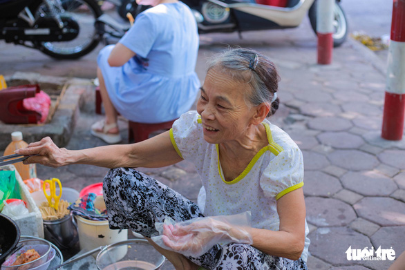 Quán nem bà còng không bàn, không bát, nức tiếng Hà thành 20 năm - Ảnh 2.