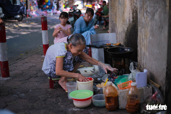 Quán nem bà còng không bàn, không bát, nức tiếng Hà thành 20 năm - Ảnh 1.