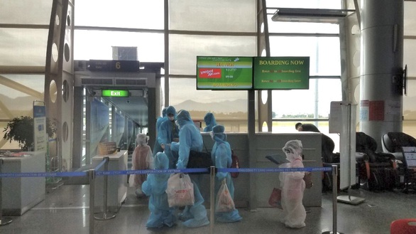 Vietjet bay 4 chuyến đưa hơn 800 khách trở về nhà từ ‘tâm dịch’ Đà Nẵng - Ảnh 3. Vietjet bay 4 chuyến đưa hơn 800 khách trở về nhà từ ‘tâm dịch’ Đà Nẵng - Ảnh 3.