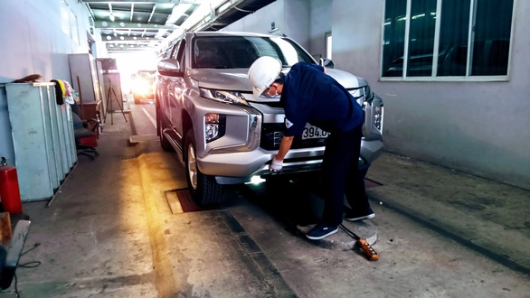 Xe bán tải đua nhau hạ tải thành xe con để được chạy vào đường cấm - Ảnh 1. Xe bán tải đua nhau hạ tải thành xe con để được chạy vào đường cấm - Ảnh 1.
