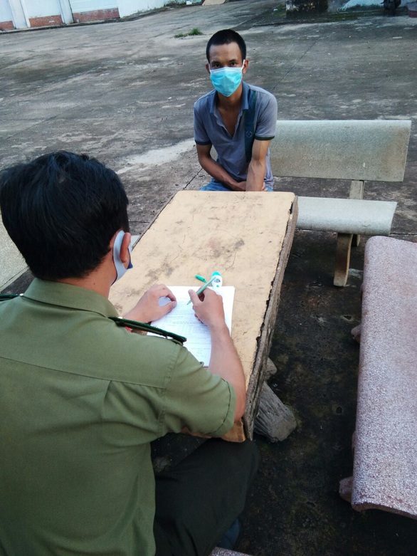 Vượt biên trốn cách ly, bị bắt đưa đi cách ly, lại trốn tiếp - Ảnh 1. Vượt biên trốn cách ly, bị bắt đưa đi cách ly, lại trốn tiếp - Ảnh 1.