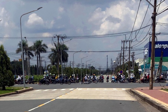 Bắt nóng hàng chục thanh thiếu niên tụ tập đua xe trong khu công nghiệp - Ảnh 3. Bắt nóng hàng chục thanh thiếu niên tụ tập đua xe trong khu công nghiệp - Ảnh 3.