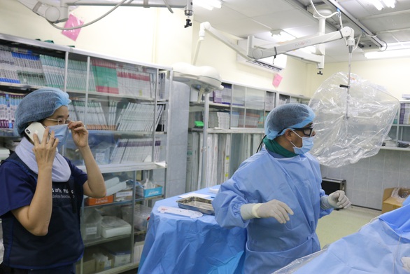 Bác sĩ Chợ Rẫy ở tâm dịch: Có đồng nghiệp chăm sóc ba rồi, tôi yên tâm ở lại cứu người - Ảnh 2. Bác sĩ Chợ Rẫy ở tâm dịch: Có đồng nghiệp chăm sóc ba rồi, tôi yên tâm ở lại cứu người - Ảnh 2.