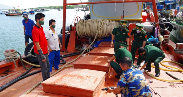 Bắt tàu chở 150.000 lít dầu không có giấy tờ - Ảnh 1. Bắt tàu chở 150.000 lít dầu không có giấy tờ - Ảnh 1.