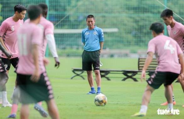 Đoàn Văn Hậu trở lại tập luyện cùng Hà Nội FC với 3 hình xăm và khuyên tai - Ảnh 6. Đoàn Văn Hậu trở lại tập luyện cùng Hà Nội FC với 3 hình xăm và khuyên tai - Ảnh 6.