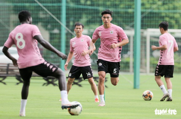 Đoàn Văn Hậu trở lại tập luyện cùng Hà Nội FC với 3 hình xăm và khuyên tai - Ảnh 3. Đoàn Văn Hậu trở lại tập luyện cùng Hà Nội FC với 3 hình xăm và khuyên tai - Ảnh 3.