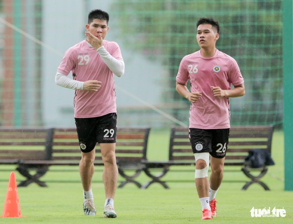 Đoàn Văn Hậu trở lại tập luyện cùng Hà Nội FC với 3 hình xăm và khuyên tai - Ảnh 7. Đoàn Văn Hậu trở lại tập luyện cùng Hà Nội FC với 3 hình xăm và khuyên tai - Ảnh 7.