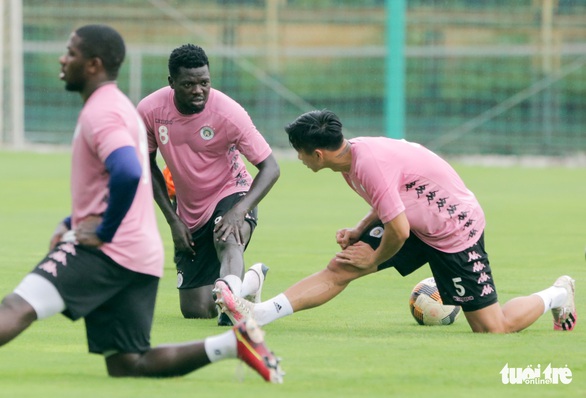 Đoàn Văn Hậu trở lại tập luyện cùng Hà Nội FC với 3 hình xăm và khuyên tai - Ảnh 5. Đoàn Văn Hậu trở lại tập luyện cùng Hà Nội FC với 3 hình xăm và khuyên tai - Ảnh 5.