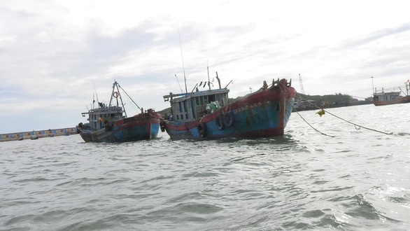 Quảng Bình sẽ xử phạt nặng hai tàu giã cào - Ảnh 1. Quảng Bình sẽ xử phạt nặng hai tàu giã cào - Ảnh 1.
