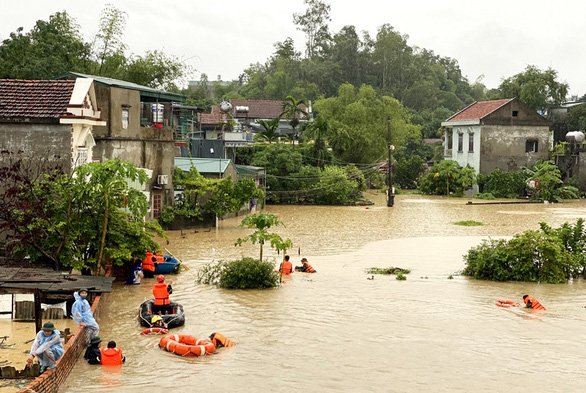 Giải cứu nhiều người dân bị thương và mắc kẹt vì ngập lụt ở TP Hạ Long - Ảnh 2.