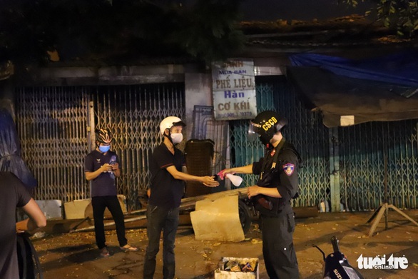 Theo chân Cảnh sát 911 Đà Nẵng tuần tra tâm dịch - Ảnh 6. Theo chân Cảnh sát 911 Đà Nẵng tuần tra tâm dịch - Ảnh 6.