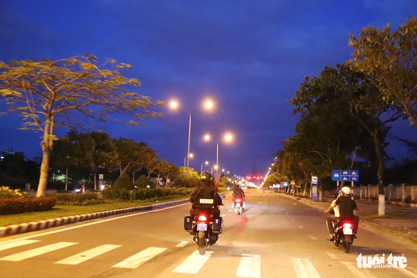 Theo chân Cảnh sát 911 Đà Nẵng tuần tra tâm dịch - Ảnh 1. Theo chân Cảnh sát 911 Đà Nẵng tuần tra tâm dịch - Ảnh 1.