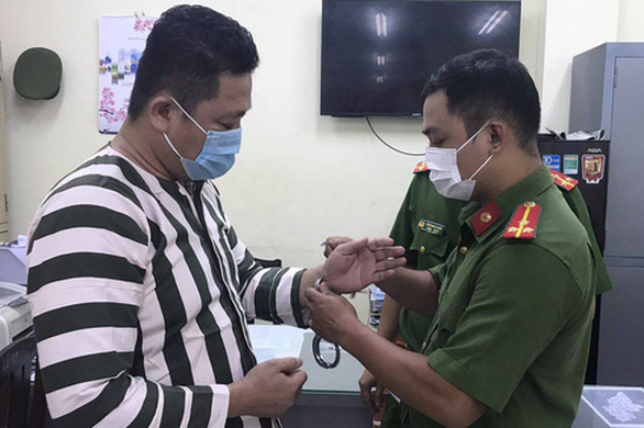 Khởi tố, bắt giam giám đốc công ty sản xuất găng tay y tế giả - Ảnh 1. Khởi tố, bắt giam giám đốc công ty sản xuất găng tay y tế giả - Ảnh 1.