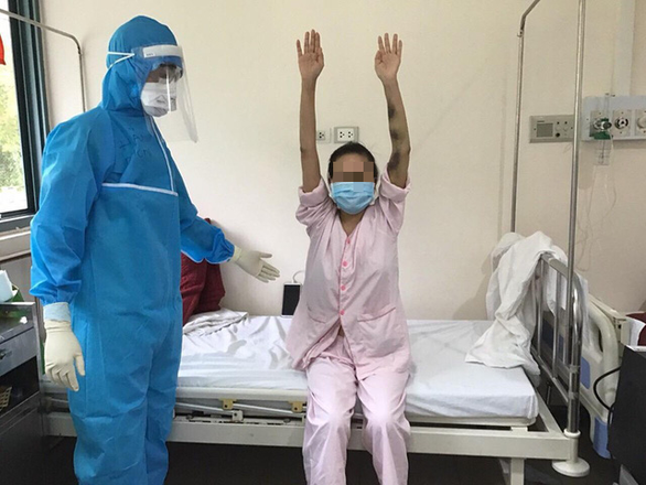 5 bệnh nhân COIVD-19 nặng ở Huế và 2 bệnh nhân ở Đà Nẵng xuất viện - Ảnh 1. 5 bệnh nhân COIVD-19 nặng ở Huế và 2 bệnh nhân ở Đà Nẵng xuất viện - Ảnh 1.