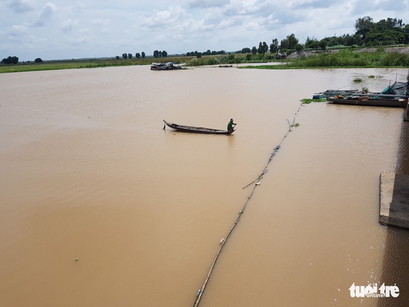 Ngư dân biên giới ngóng lũ về để mưu sinh - Ảnh 1. Ngư dân biên giới ngóng lũ về để mưu sinh - Ảnh 1.
