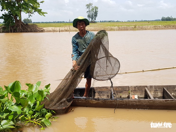 Ngư dân biên giới ngóng lũ về để mưu sinh - Ảnh 3. Ngư dân biên giới ngóng lũ về để mưu sinh - Ảnh 3.