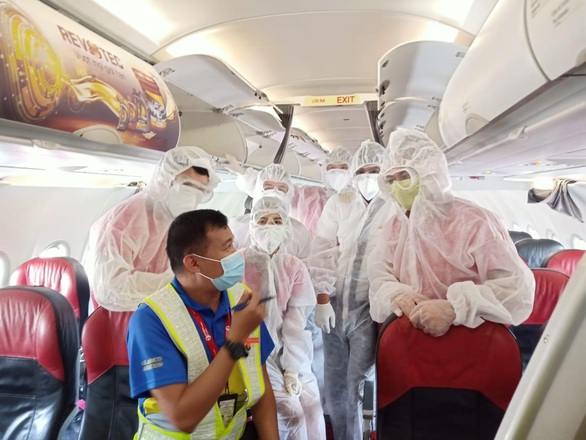 Mỗi ngày một chuyến bay cứu trợ, Vietjet đưa gần 2.000 đồng bào về nước - Ảnh 2. Mỗi ngày một chuyến bay cứu trợ, Vietjet đưa gần 2.000 đồng bào về nước - Ảnh 2.