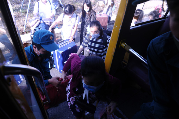 Tìm người đi cùng xe buýt với bệnh nhân COVID-19 tại Quảng Nam - Ảnh 1.