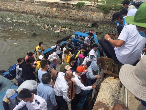 Gần 200 thí sinh đảo Phú Quý vào đất liền dự thi trong nỗi lo dịch COVID-19 - Ảnh 1. Gần 200 thí sinh đảo Phú Quý vào đất liền dự thi trong nỗi lo dịch COVID-19 - Ảnh 1.