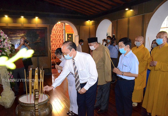 Lãnh đạo TP.HCM dâng hương tưởng niệm Chủ tịch nước Tôn Đức Thắng - Ảnh 2. Lãnh đạo TP.HCM dâng hương tưởng niệm Chủ tịch nước Tôn Đức Thắng - Ảnh 2.