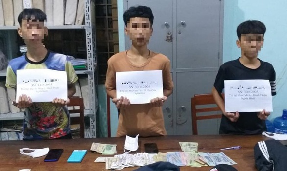 3 học sinh giả ghi đề rồi giựt tiền chủ đề, công an xử lý luôn... hai bên - Ảnh 1. 3 học sinh giả ghi đề rồi giựt tiền chủ đề, công an xử lý luôn... hai bên - Ảnh 1.