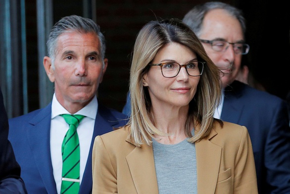 Nữ diễn viên Lori Loughlin bị phạt 2 tháng tù vì chạy trường cho con - Ảnh 1.