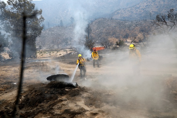 Sét đánh gây 560 đám cháy rừng khắp California, cứu hỏa chật vật vì thiếu người - Ảnh 3. Sét đánh gây 560 đám cháy rừng khắp California, cứu hỏa chật vật vì thiếu người - Ảnh 3.
