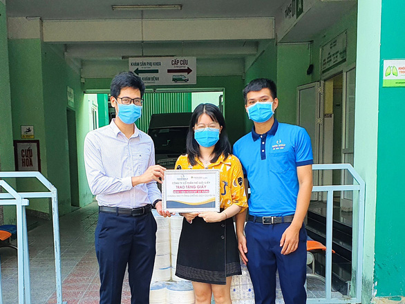 Hơn 3 tỉ đồng sản phẩm giấy vệ sinh, giấy đa năng tặng các bệnh viện - Ảnh 3. Hơn 3 tỉ đồng sản phẩm giấy vệ sinh, giấy đa năng tặng các bệnh viện - Ảnh 3.