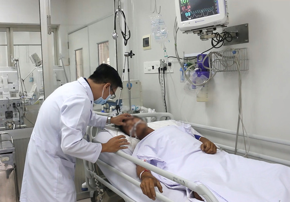Người cha bắt rắn hổ mang chúa bị biến chứng suy đa cơ quan, bệnh viện dồn lực cứu chữa - Ảnh 1. Người cha bắt rắn hổ mang chúa bị biến chứng suy đa cơ quan, bệnh viện dồn lực cứu chữa - Ảnh 1.