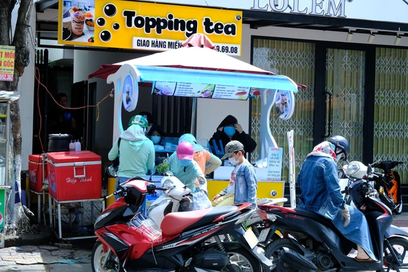 Quảng Ngãi cho quán ăn, cà phê... mở lại, tiếp tục dừng massage, karaoke - Ảnh 1. Quảng Ngãi cho quán ăn, cà phê... mở lại, tiếp tục dừng massage, karaoke - Ảnh 1.